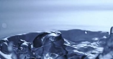 Ice cube düşen temiz suya