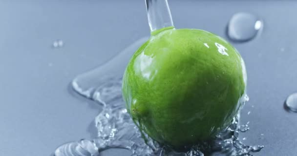 Agua Que Vierte Sobre Cal Fresca Madura Fondo Azul — Vídeos de Stock