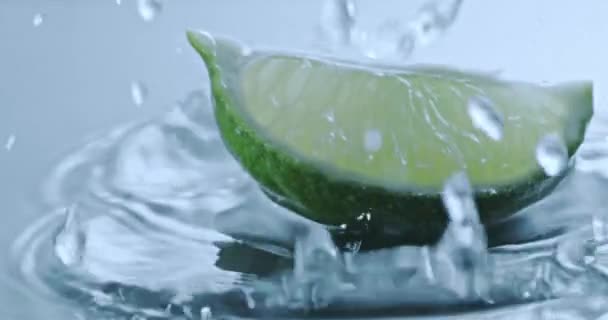 Morceau Lime Fraîche Tombant Sur Fond Bleu Avec Eau — Video