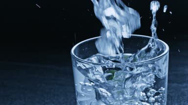 buzlu Mojito cam, buz ve nane dökülür varlık kokteyl bırakır, soğuk yaz içeceği 