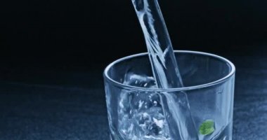 buzlu Mojito cam, buz ve nane dökülür varlık kokteyl bırakır, soğuk yaz içeceği 