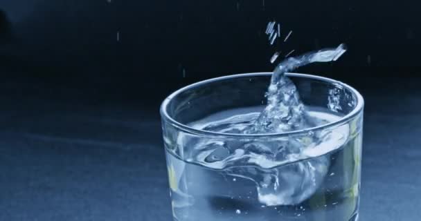 Cubo Hielo Cayendo Vaso Agua Limpia — Vídeo de stock