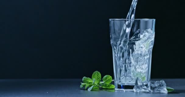 Cocktail Mojito Ghiacciato Versato Vetro Ghiaccio Foglie Menta Bevanda Estiva — Video Stock