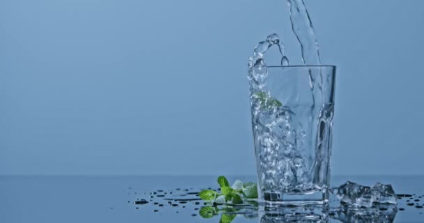 Cóctel Helado Mojito Que Vierte Vidrio Hielo Hojas Menta Bebida — Vídeo de stock