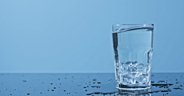 Glas Sauberes Wasser Auf Blauem Hintergrund — Stockvideo