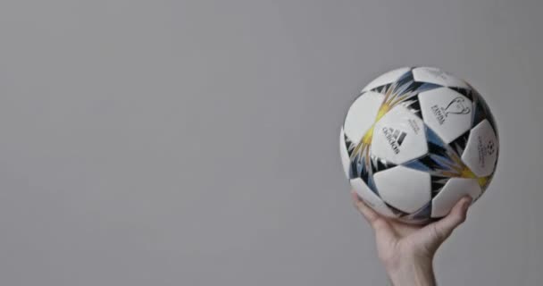 Kiev Ukraina Februari 2018 Manlig Hand Spinning Officiella Uefa Champions — Stockvideo