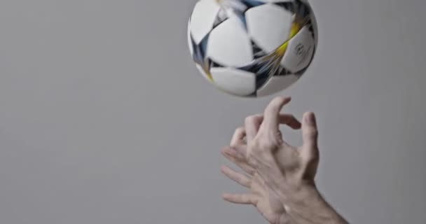 Kyiv Ukraine Februar 2018 Männliche Hand Spinning Offizielle Uefa Champions — Stockvideo