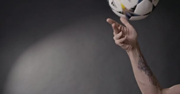 乌克兰基辅 2018年2月22日 男性手纺和投掷正式欧洲冠军联赛2018赛季球 阿迪达斯最后基辅 在欧洲冠军联赛中 — 图库视频影像