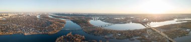 Havadan görünümü Dnipro Nehri'nin, Obolon bölgesi ve Kuzey Köprüsü, Kiev, Ukrayna