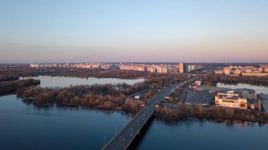 Trukhaniv Adası ve Dnipro Nehri'nin güneşli, Kiev, Ukrayna