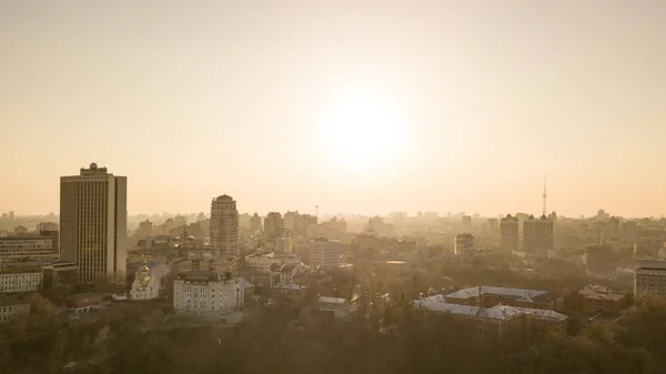 Vista Panorámica Ciudad Con Edificios Modernos Torre Atardecer Kiev Ucrania —  Fotos de Stock