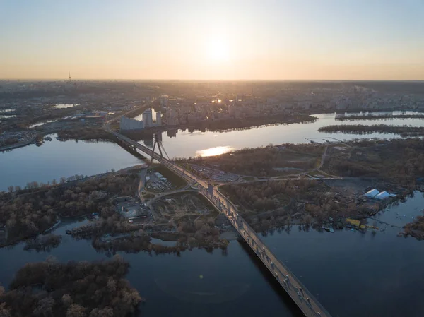 乌克兰基辅 Dnipro Obolon 区和北桥鸟瞰图 — 图库照片