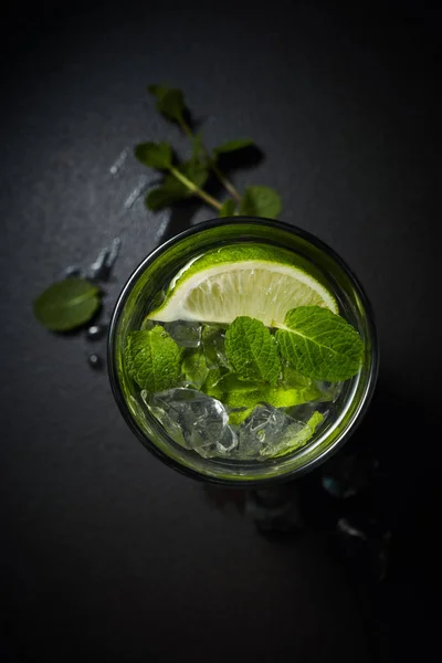 Verre Cocktail Mojito Glacé Ingrédients Feuilles Citron Vert Glace Menthe — Photo