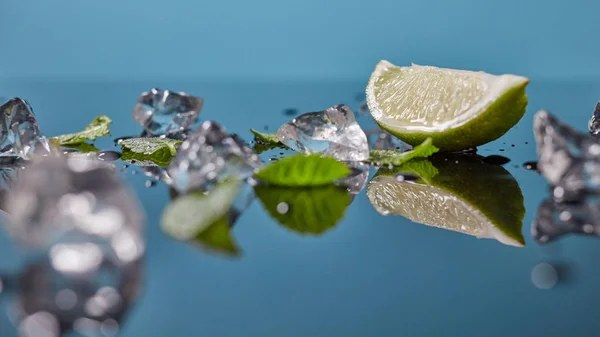 Zeppa Calce Ghiaccio Menta Fondo Blu Ingredienti Bevande Fredde Estate — Foto Stock