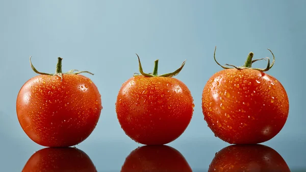 Drie Verse Rijpe Tomaten Blauwe Achtergrond — Stockfoto