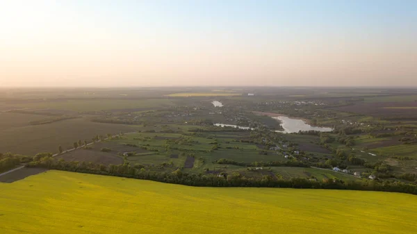 在一个蓝色的天空 乌克兰的小河流周围的黄色田野和村庄的全景景色 照片从无人机 — 图库照片