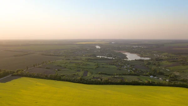 Vue Panoramique Champ Jaune Village Autour Une Petite Rivière Contre — Photo