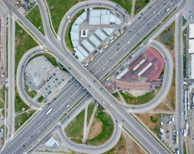 Kiev bölgesinde Poznyaki yol kavşağı arabalar, Ukrayna ile havadan görünümü