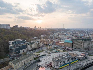 Panoramik Kiev tarihi bölgesinin Podol, nehir istasyonu ve Naberezhno-Kreschatitska street, Kiev, Ukrayna