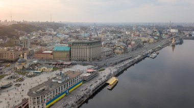 Panoramik Kiev tarihi bölgesinin Podol, nehir istasyonu ve Naberezhno-Kreschatitska street, Kiev, Ukrayna