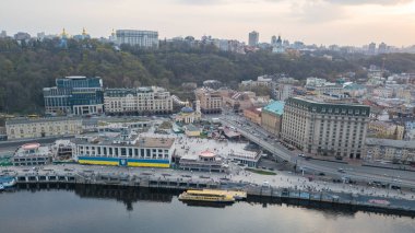Panoramik Kiev tarihi bölgesinin Podol, nehir istasyonu ve Naberezhno-Kreschatitska street, Kiev, Ukrayna