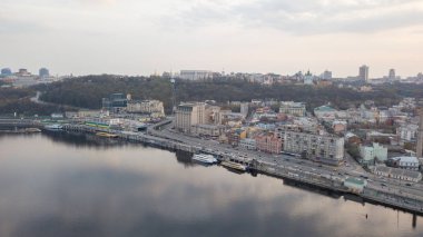 Panoramik Kiev tarihi bölgesinin Podol, nehir istasyonu ve Naberezhno-Kreschatitska street, Kiev, Ukrayna
