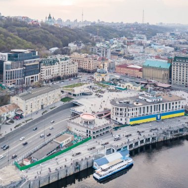 Panoramik Kiev tarihi bölgesinin Podol, nehir istasyonu ve Naberezhno-Kreschatitska street, Kiev, Ukrayna