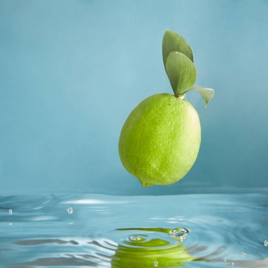 Olgun limon düşen suya 