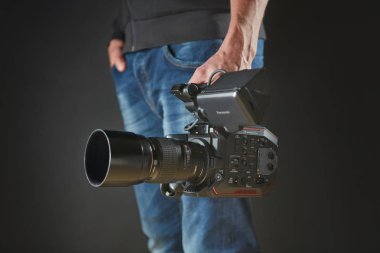 Kiev, Ukrayna - 22 Nisan 2018: profesyonel video adam el aleti Studio ile çalışma Video fotoğraf makinesi Panasonic Au-Eva1 operatör video kamera tutarak
