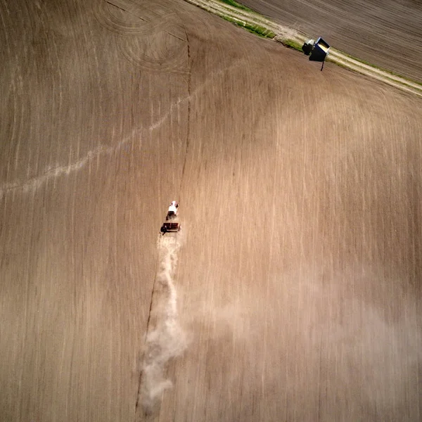 Vista Aerea Arare Campo Primavera Con Trattore Palo Bevuto Trascinando — Foto Stock