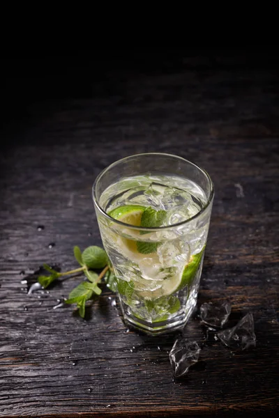 Glass Iced Mojito Cocktail Ingredients Lime Ice Mint Leaves Black — Stock Photo, Image