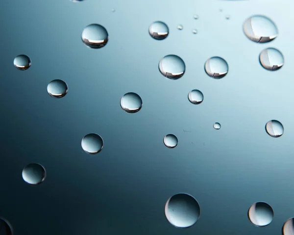 青色の背景色の水滴はきれい — ストック写真