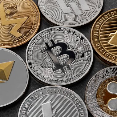 Ethereum, litecoin, bitcoin, monero, cryptocurrency, desen farklı sikke koleksiyonu dalgalanma, koyu arka plan üzerinde çizgi