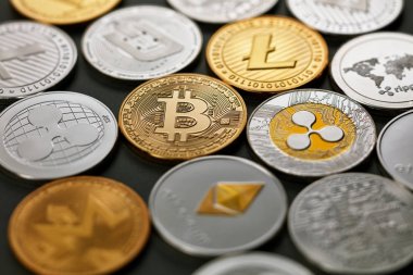 Ethereum, litecoin, bitcoin, monero, cryptocurrency, desen farklı sikke koleksiyonu dalgalanma, koyu arka plan üzerinde çizgi