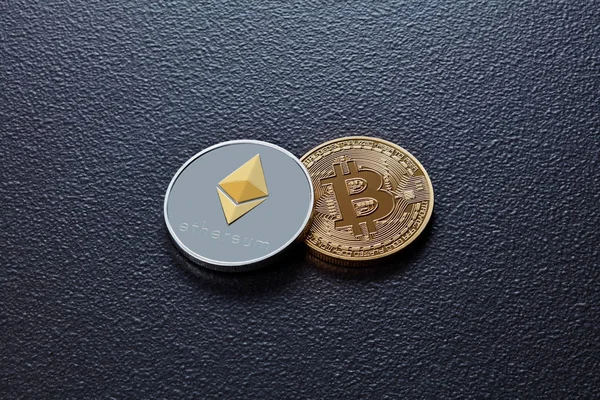 Bitcoin Ethereum Munten Zwarte Concrete Achtergrond Cryptocurrency Wereldwijd Betalingssysteem — Stockfoto