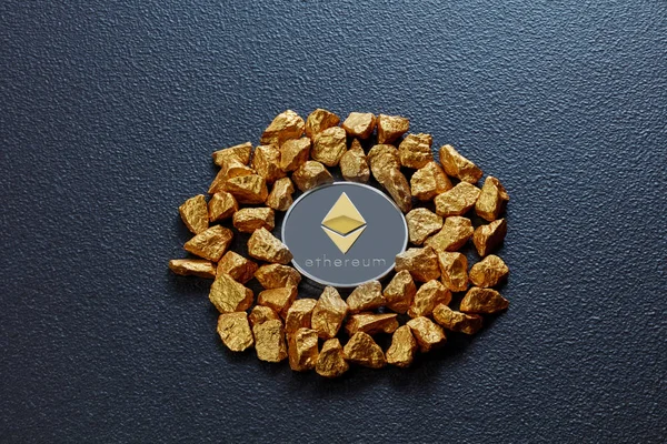 Golden Ethereum Coin Golden Nuggets Cryptocurrency Worldwide Payment System — Stock Photo, Image