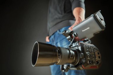 Kiev, Ukrayna - 22 Nisan 2018: profesyonel video adam el aleti Studio ile çalışma Video fotoğraf makinesi Panasonic Au-Eva1 operatör video kamera tutarak