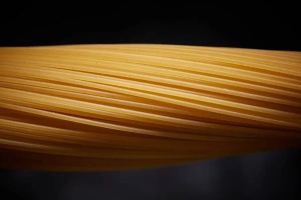 Macro Foto Espaguetis Italianos Largos Amarillos Sobre Fondo Negro —  Fotos de Stock