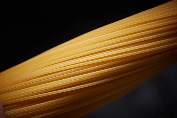 Macro Foto Espaguete Italiano Longo Amarelo Fundo Preto — Fotografia de Stock