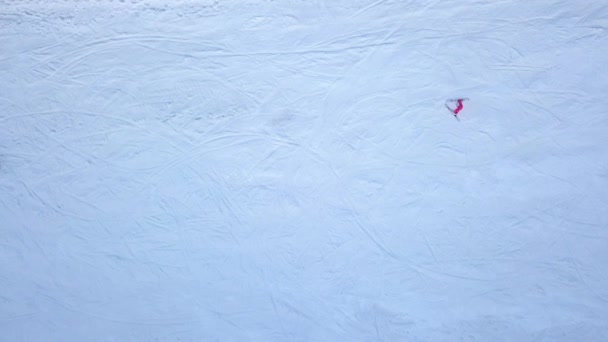 Vista Aérea Mulher Esquiando Colina Nevada Vídeo — Vídeo de Stock