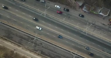 Kiev, Ukrayna. - 02 Şubat 2018: şehrin birçok geçen arabaların ile yolda havadan görünümü 