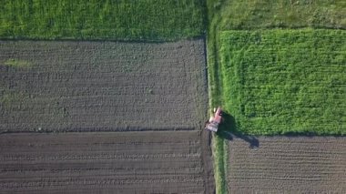 Yaz saati alanını hasat sonrası yere çiftçilik panoramik görünüm. Alandan sonra hasat drone üzerinden hava üstten görünüm