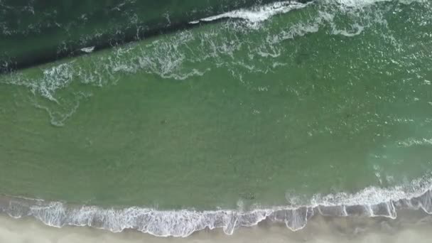 océan vagues bleues et plage de sable. Vue aérienne depuis un drone .