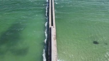 Okyanus mavisi dalgalar ve iskele. İHA 'dan hava görüntüsü.