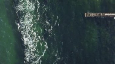 Deniz suyu yüzeyi, okyanus mavisi dalgalar. İHA 'dan hava görüntüsü.