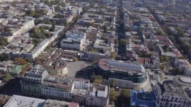 Bir alışveriş merkezi ile Odessa kentinde bir drone havadan görünümü, güneşli bir yaz gününde araba ve binalar ile sokaklar, Ukrayna.