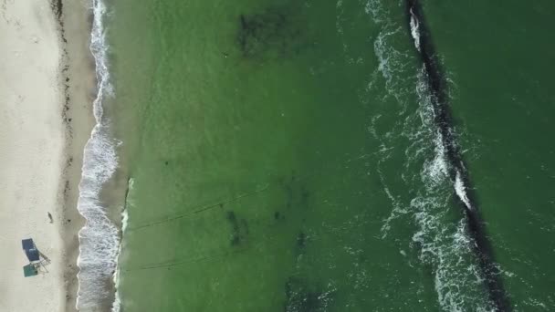 Океанские Синие Волны Песчаный Пляж Вид Воздуха Беспилотника — стоковое видео