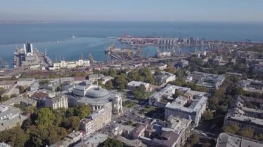 Ukrayna 'nın güneşli bir yaz gününde Odessa şehrinde bir dronun hava görüntüsü, sokaklar ve deniz....