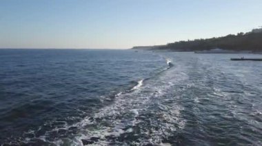 Deniz suyu yüzeyi, okyanus mavisi dalgalar. İHA 'dan hava görüntüsü.