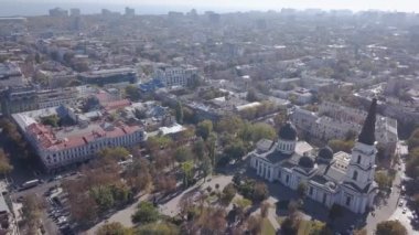 Bir alışveriş merkezi ile Odessa kentinde bir drone havadan görünümü, güneşli bir yaz gününde araba ve binalar ile sokaklar, Ukrayna.